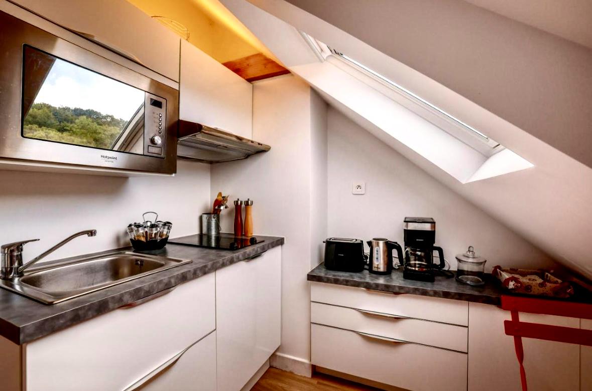 Cuisine equipee sous les combles du gite