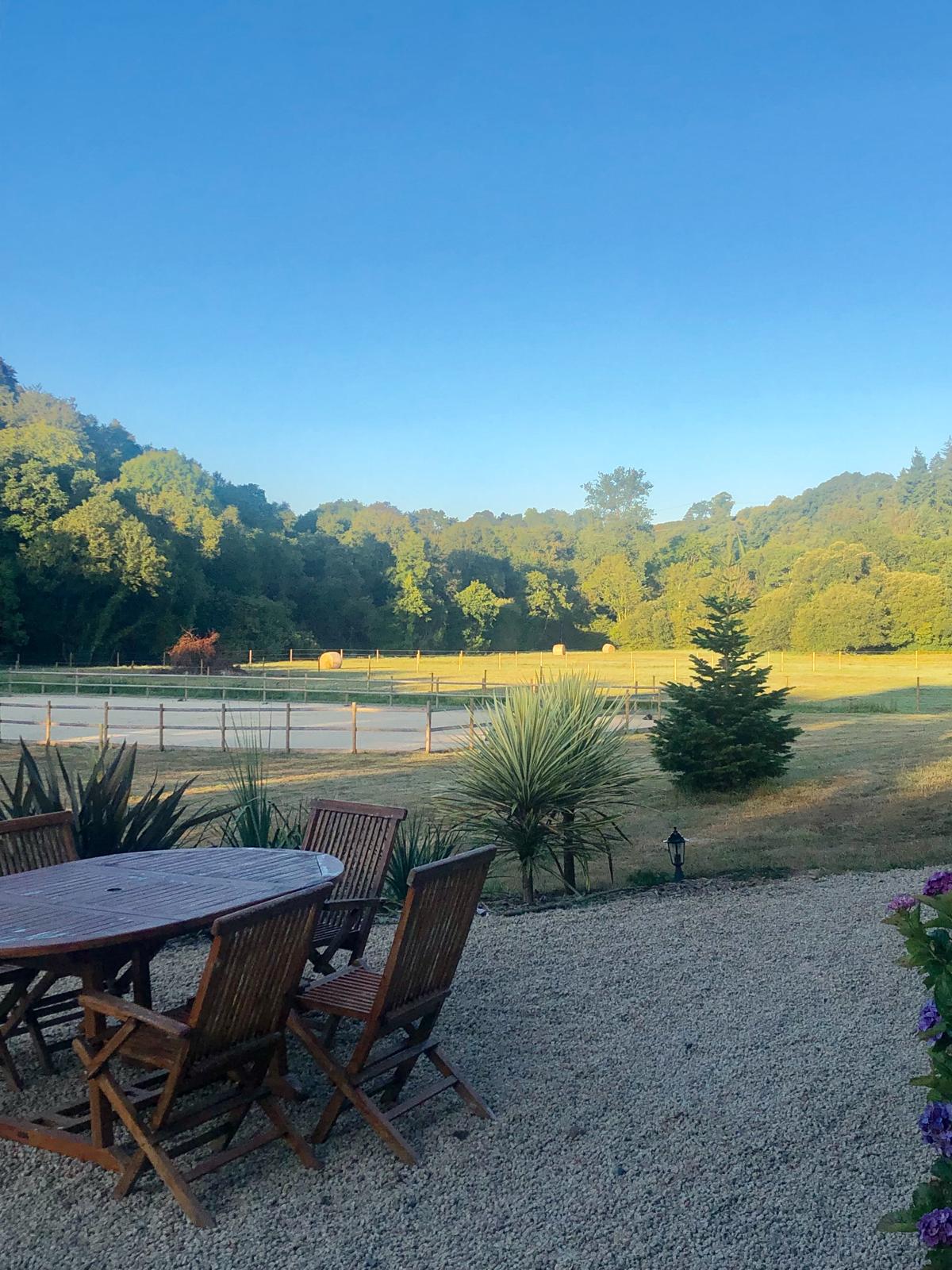 Terrasse du gite avec vue sur les pres