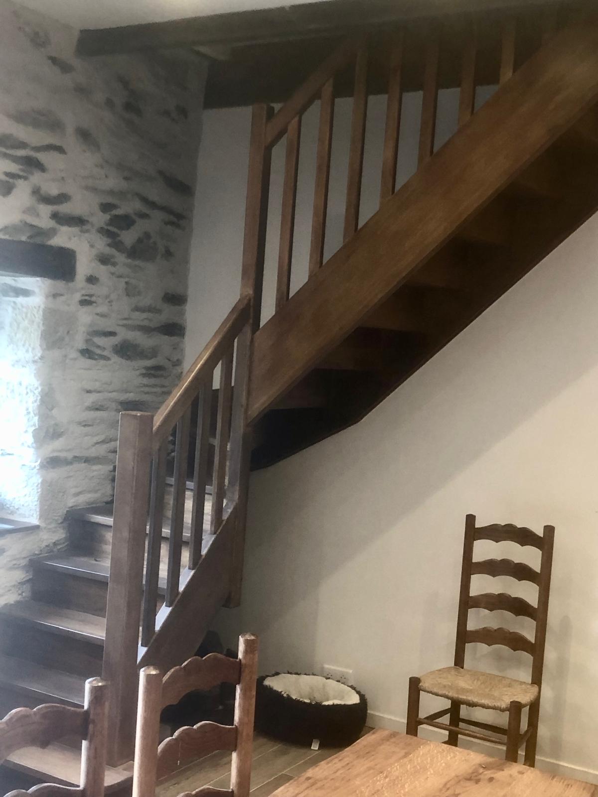 Escalier en bois et mur en pierre du moulin