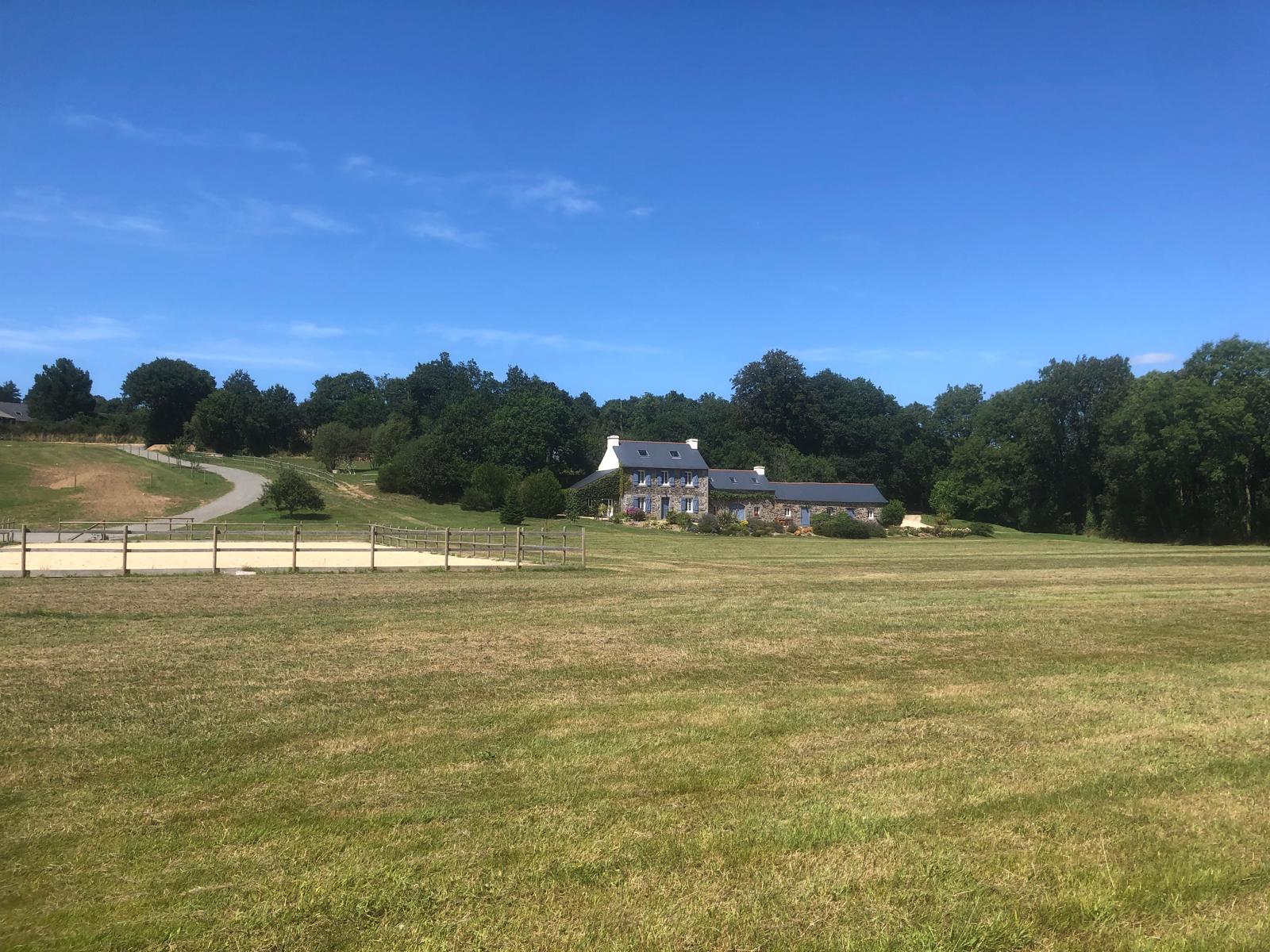 Vue panoramique de la propriété avec les collines des Monts d'Arrée en arrière-plan