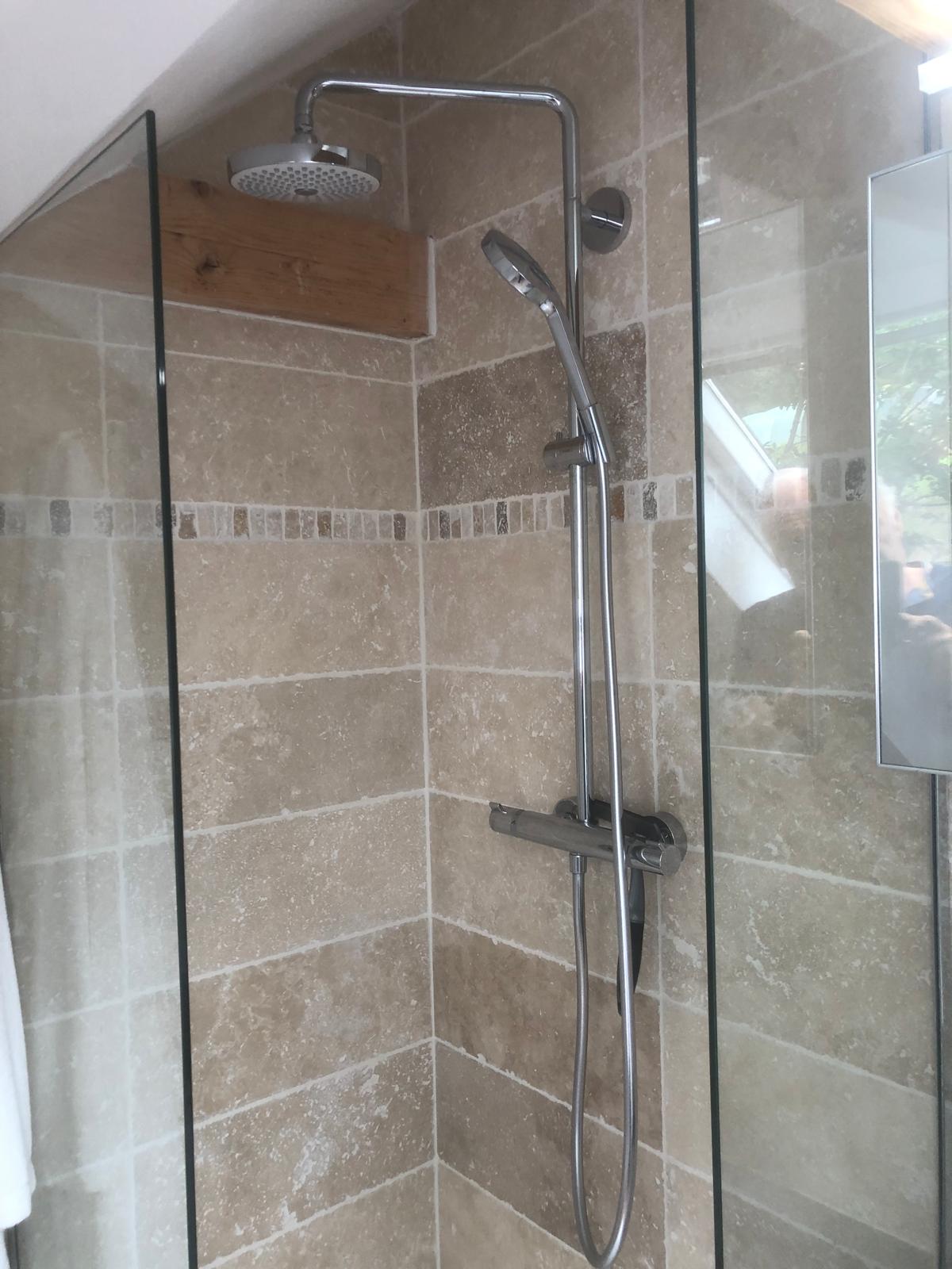 Douche italienne en travertin avec pommeau pluie
