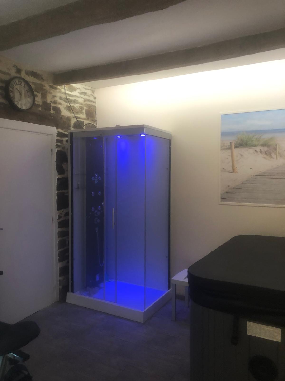 Douche hammam avec eclairage LED bleu apaisant