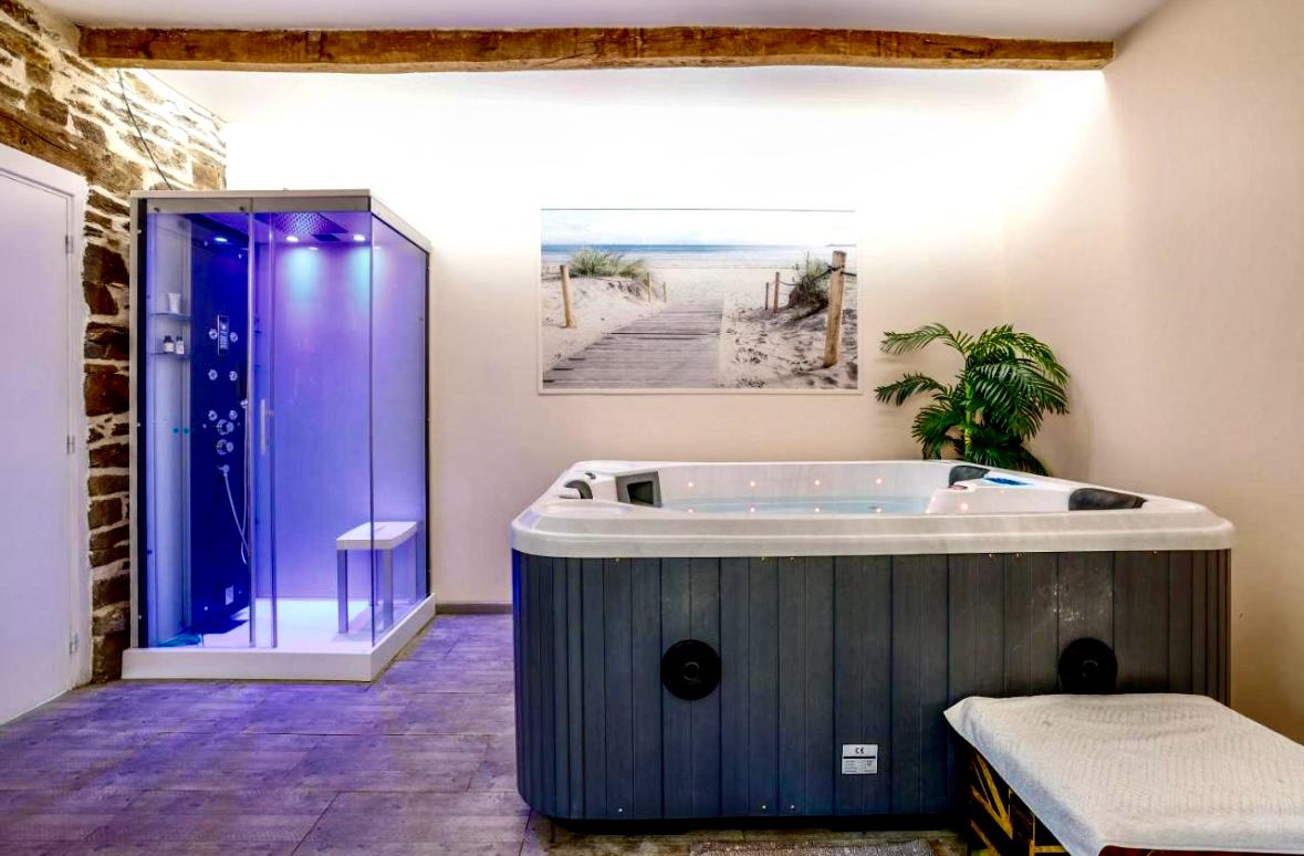 Jacuzzi et hammam avec eclairage LED dans un cadre en pierre