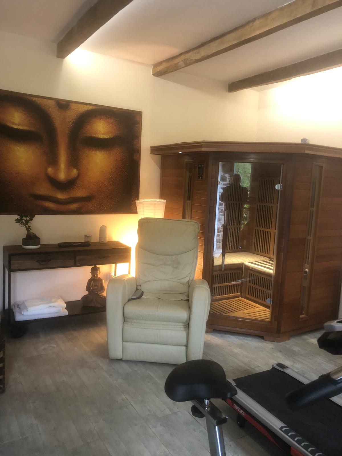 Sauna finlandais avec fauteuil de détente dans l'espace zen