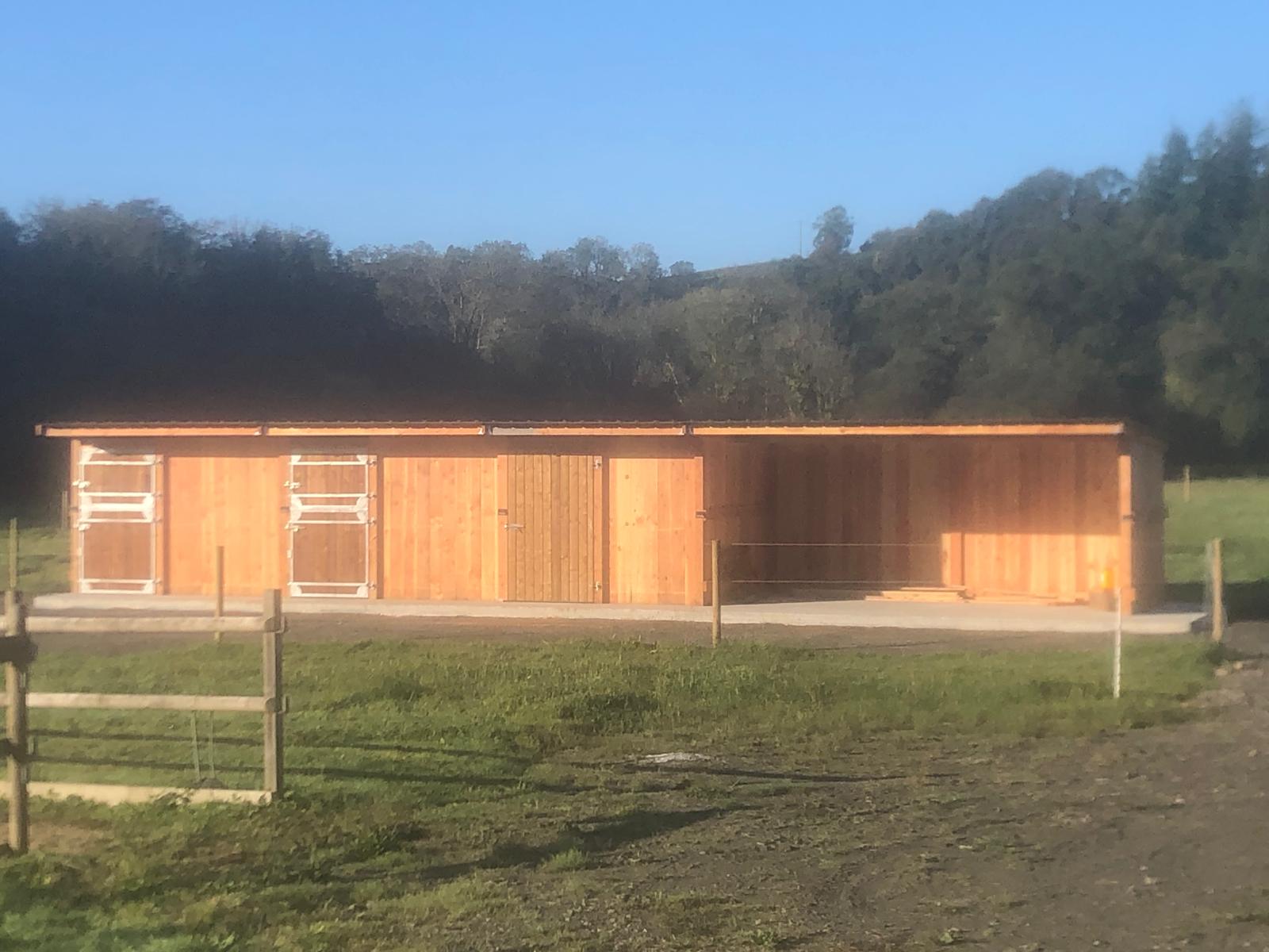 Boxes en bois neufs pour les chevaux