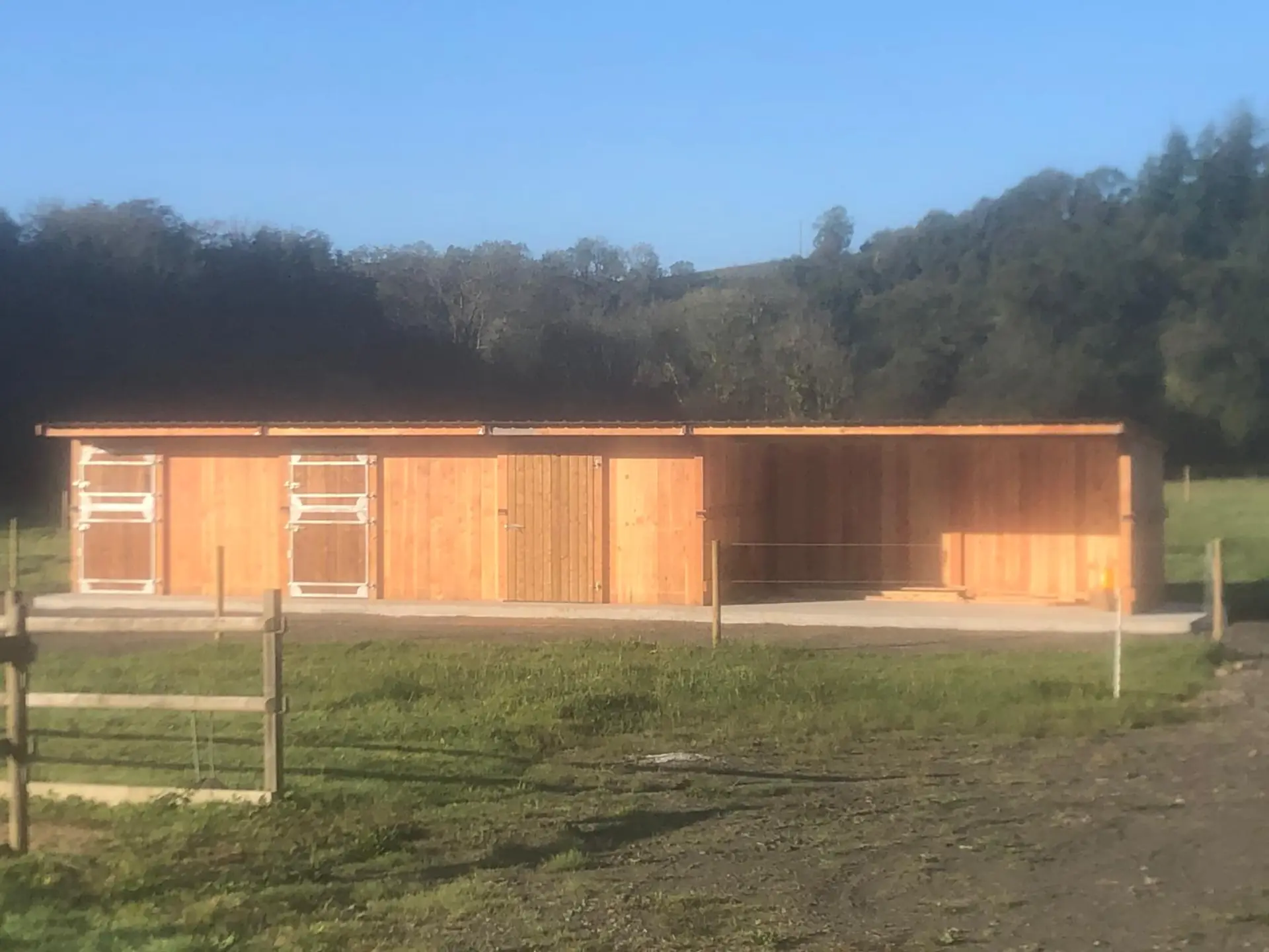 Pension chevaux box Finistère - écurie de boxes en bois neufs au Gîte Équestre du Dourdu à Lopérec